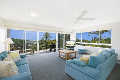 Sunshine Cove, Across The Road From The Beach - Renee 1