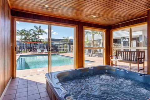 Sunshine Motor Inn - Renee 1