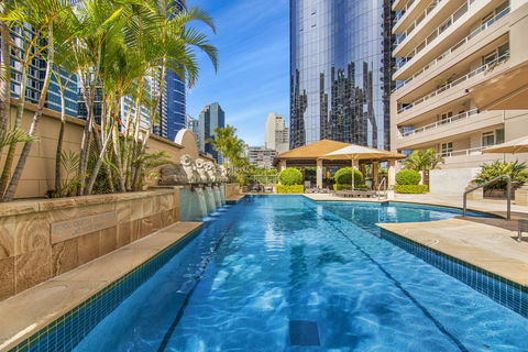 Super Convenient Apartment With Garden Views - Petrol Stations 2