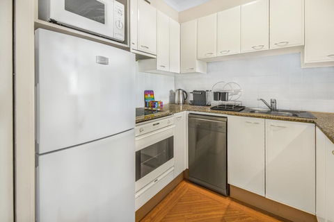 Super Convenient Apartment With Garden Views - Petrol Stations 3
