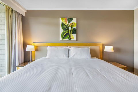 Super Convenient Apartment With Garden Views - Petrol Stations 1