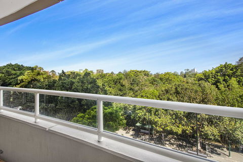 Super Convenient Apartment With Garden Views - Petrol Stations 0