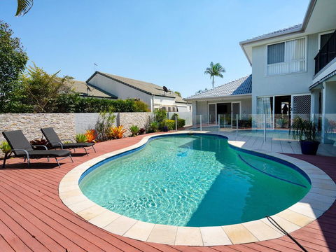Super Sized Family Retreat With A Pool - Internet Find 0