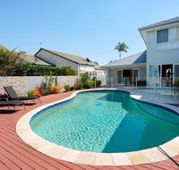 Super Sized Family Retreat With a Pool - Internet Find