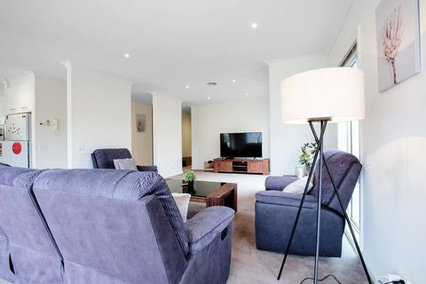 Superb Luxe 5BR House@Point Cook Near Lake - Petrol Stations 3