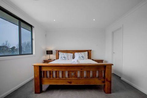 Superb Luxe 5BR House@Point Cook Near Lake - Petrol Stations 1