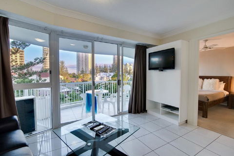 Surf Parade Resort - Swimm 2