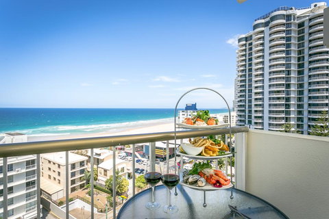 Surfers Beachside Holiday Apartments - Internet Find 0