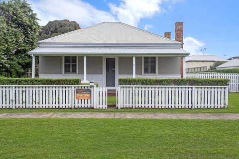 Surfs Up - Fresh And Modern East Beach Home - Internet Find 0