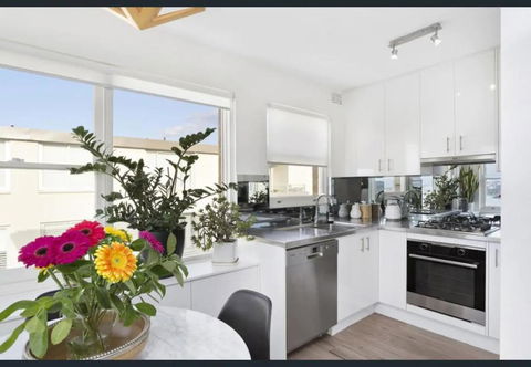 SurfSide Escape In Coogee - Renee 0