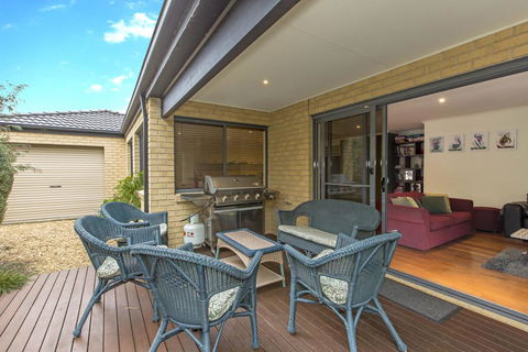 SURFSIDE GETAWAY IN PICTURESQUE INVERLOCH - Petrol Stations 3