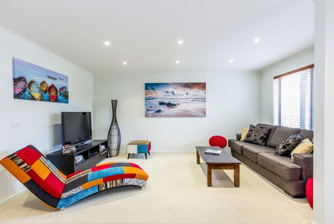 SURFSIDE GETAWAY IN PICTURESQUE INVERLOCH - Petrol Stations 0