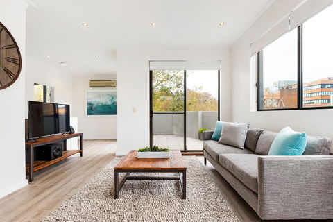 Surry Hills Modern Self-Contained One-Bedroom Apartment (19 FOV) - Renee 1