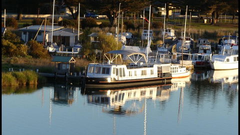 Swamp Fox Luxury 2BR Dutch Barge - Petrol Stations 0
