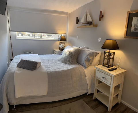 Swamp Fox Luxury 2BR Dutch Barge - Petrol Stations 1