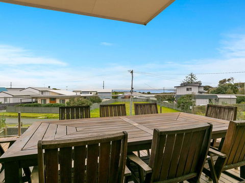 Swan Bay Views - Qld Realsetate 3