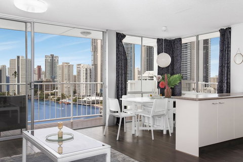 Sweeping Views Of Surfers Paradise And Chevron Island - Swimm 1