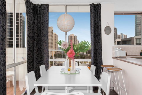 Sweeping Views Of Surfers Paradise And Chevron Island - Swimm 2