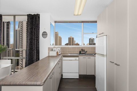 Sweeping Views Of Surfers Paradise And Chevron Island - Swimm 3