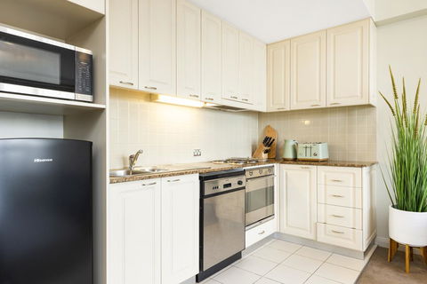 Sydney CBD 1 Bedroom Self-Contained Apartment With Spectacular Sydney Harbour View (1312 BRG) - Petrol Stations 2