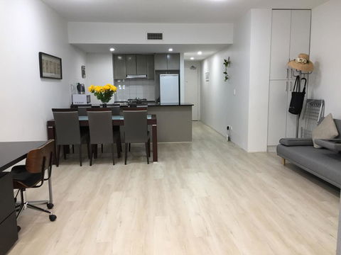 Sydney CBD Family Home - Renee 1