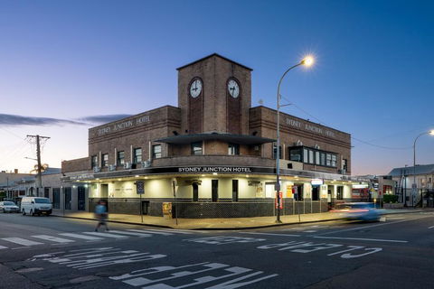 Sydney Junction Hotel - Renee 0