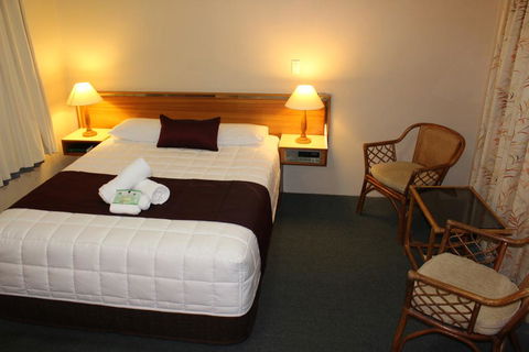 Tabourie Lake Motor Inn - Renee 2