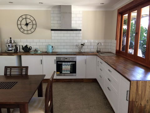 TAKURA HEIGHTS Modern Country Apartment With Pool Access - Renee 2