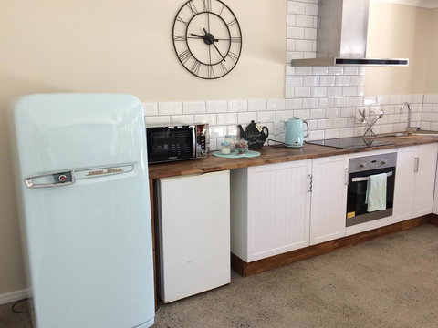 TAKURA HEIGHTS Modern Country Apartment With Pool Access - Renee 3