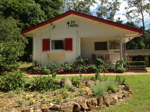 Tall Trees Motel Mountain Retreat - Petrol Stations 3