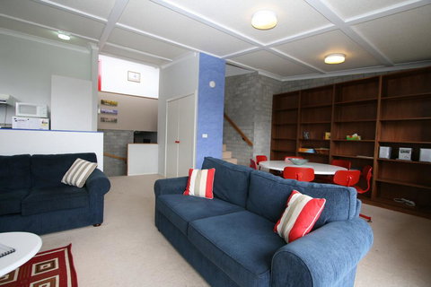 Tanderra 17/28 Park Road - Renee 0