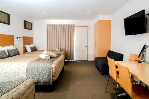 Tea House Motor Inn - Renee 1