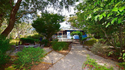 Teach Na Cairde - House Of Friends - Internet Find 0