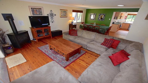 Teach Na Cairde - House Of Friends - Internet Find 1