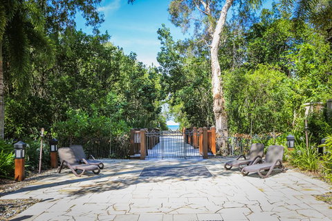 Temple 121 Modern Spacious Palm Cove 2 Brm 2 Bth Resort Apartment With Courtyard - Renee 1