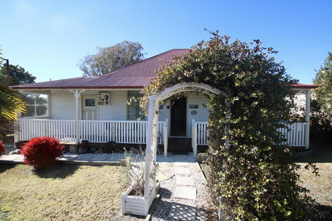 Tenterfield Historic C1895 Cottage - Qld Realsetate 1
