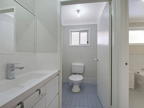 That Pink House! - Comfortable Home Away From Home - Qld Realsetate 2