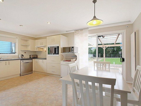 That Pink House! - Comfortable Home Away From Home - Qld Realsetate 3