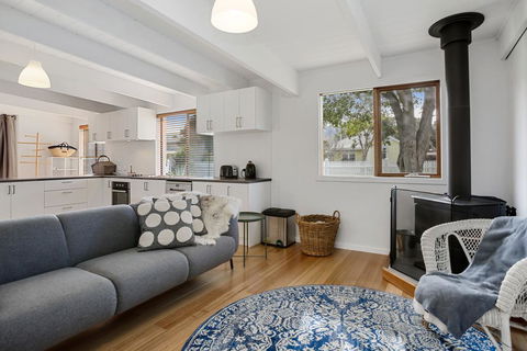 THE ASHMAN HOUSE - Modern And Close To Town - Internet Find 1