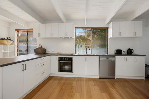 THE ASHMAN HOUSE - Modern And Close To Town - Internet Find 2