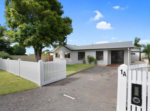 THE ASHMAN HOUSE - Modern And Close To Town - Internet Find 0