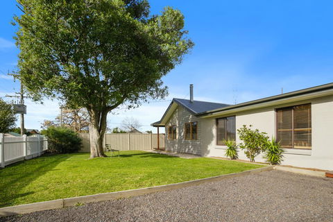 THE ASHMAN HOUSE - Modern And Close To Town - Internet Find 3