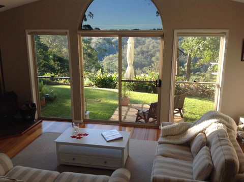 The Avenue At Montville Luxury Cottage - Petrol Stations 2