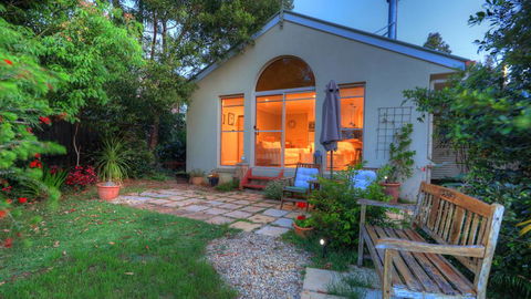 The Avenue At Montville Luxury Cottage - Petrol Stations 0