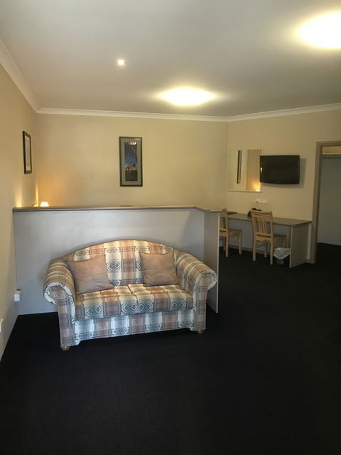 The Bakehouse Motel - Renee 2