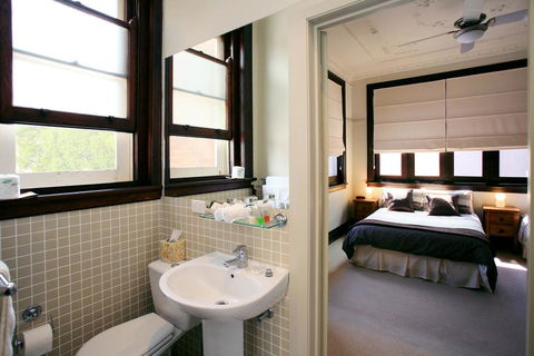 The Bank Guesthouse - Internet Find 0