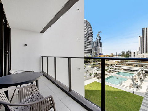 The Beach Broadbeach Private 2 Bedroom Apartment - Petrol Stations 3