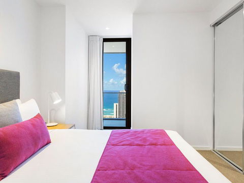 The Beach Broadbeach Private 2 Bedroom Ocean View - Petrol Stations 2