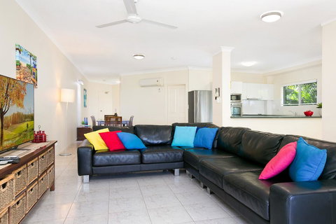 The Beach House 3BR Waterfront Apartment, Own WIFI - Renee 3