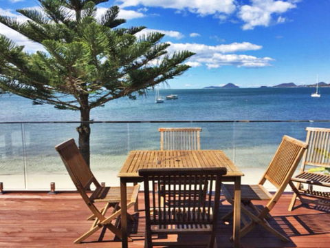 The Beach House' 169 Soldiers Point Road - Right On The Waterfront - Renee 0